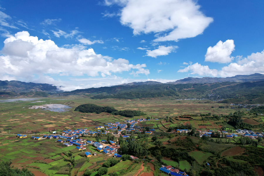 1690420980658499.jpg 2021年金秋時(shí)節(jié),好醫(yī)生集團(tuán)定點(diǎn)幫扶的火燈村絢麗多彩。.jpg