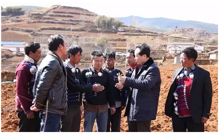 耿福能在涼山州布拖縣樂安鄉(xiāng)火燈村調(diào)研指導附子種植